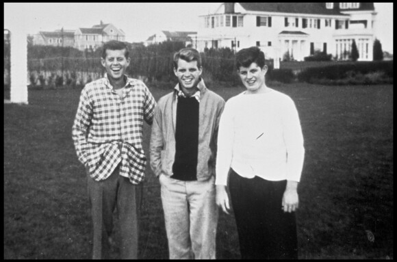 John F. Kennedy et ses frères Bobby et Ted dans les années 1950, image d'archives.