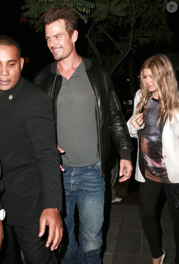 Les jeunes parents Fergie et Josh Duhamel vont diner au restaurant a Beverly Hills, le 25 septembre 2013.
