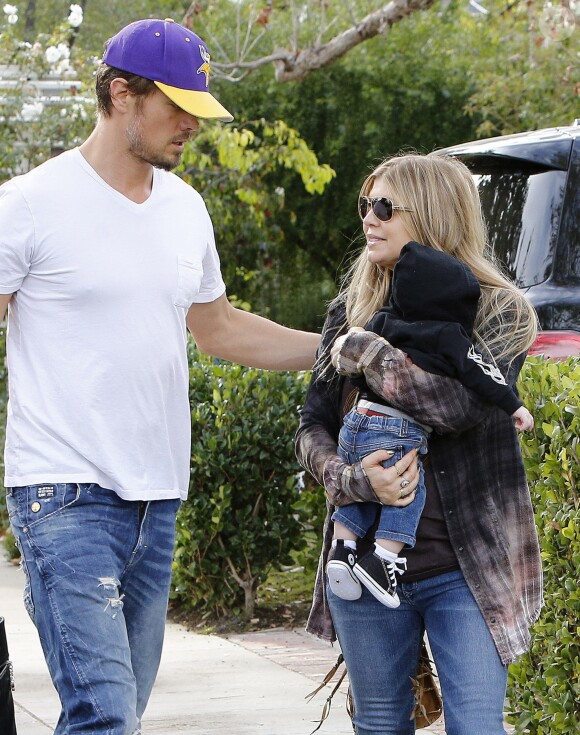Josh Duhamel avec sa femme Fergie et leur fils Axl Jack se rendent au domicile d'Oliver Hudson a Brentwood le 12 janvier 2014.