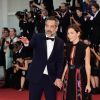 Todd Philipps (en costume Dior) et son épouse assistent à la projection du film "Joker" lors du 76ème Festival du Film de Venise, la Mostra à Venise en Italie le 31 août 2019.