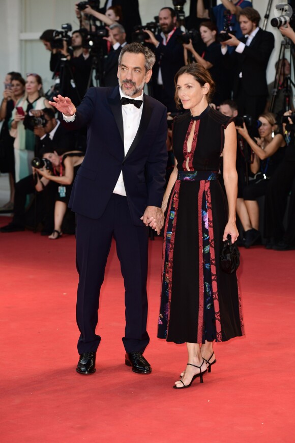 Todd Philipps (en costume Dior) et son épouse assistent à la projection du film "Joker" lors du 76ème Festival du Film de Venise, la Mostra à Venise en Italie le 31 août 2019.