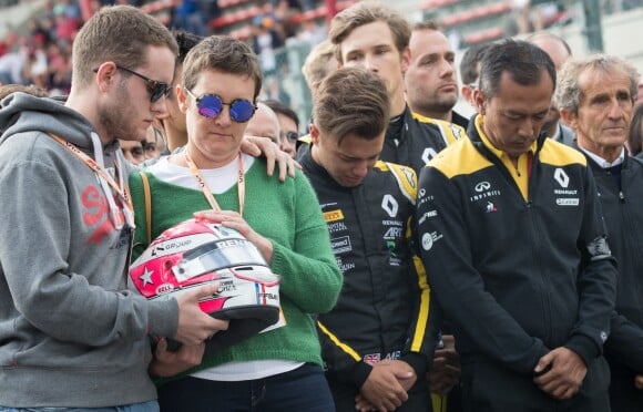 La mère et le frère d'Anthoine Hubert, entourés par le team Renault Sport Racing et Alain Prost, lors de l'hommage rendu à Anthoine le 1er septembre avant le Grand Prix de Belgique à Spa-Francorchamps, où le jeune pilote a trouvé la mort la veille.