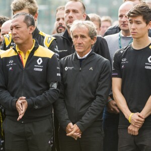 Le monde du sport automobile, sous le choc et rassemblé autour de sa mère et de son frère, à l'image ici d'Alain Prost, a rendu hommage le 1er septembre 2019 à Anthoine Hubert à l'occasion d'une minute de silence avant le Grand Prix de Belgique à Spa-Francorchamps, où le jeune pilote a trouvé la mort la veille.