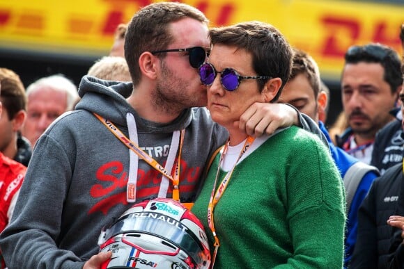 Le frère et la mère d'Anthoine Hubert, tenant son casque, lors de l'hommage rendu le 1er septembre 2019 à Anthoine à l'occasion d'une minute de silence avant le Grand Prix de Belgique à Spa-Francorchamps, où le jeune pilote a trouvé la mort la veille.