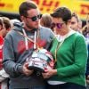 Le frère et la mère d'Anthoine Hubert, tenant son casque, lors de l'hommage rendu le 1er septembre 2019 à Anthoine à l'occasion d'une minute de silence avant le Grand Prix de Belgique à Spa-Francorchamps, où le jeune pilote a trouvé la mort la veille.