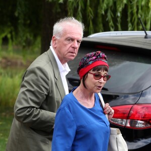 Ariane et Jacky - Ariane Carletti et Jacky Jakubowicz - du Club Dorothée lors des obsèques de François Corbier (Alain Roux de son vrai nom) au cimetière de Serez dans l'Eure le 5 juillet 2018. Ariane est décédée à son tour, le 3 septembre 2019, à l'âge de 61 ans.