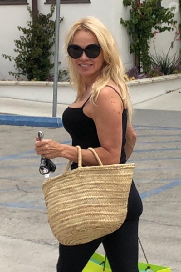 Suite à sa rupture avec A. Rami, Pamela Anderson se change les idées en faisant du shopping à Los Angeles, le 27 juin 2019.