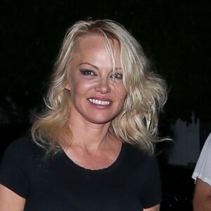 Pamela Anderson est allée dîner avec ses fils B. et Dylan au restaurant Giorgio Baldi à Santa Monica, le 14 août 2019.