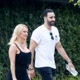 Pamela Anderson et son compagnon Adil Rami se baladent en amoureux dans le quartier de Malibu à Los Angeles, le 6 juin 2019