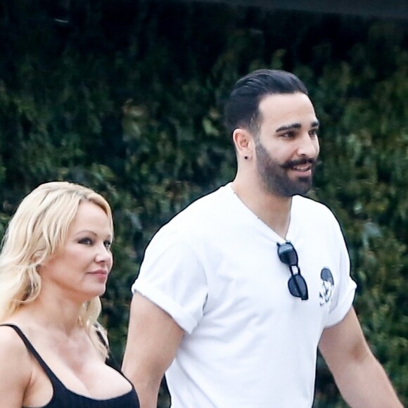 Pamela Anderson et son compagnon Adil Rami se baladent en amoureux dans le quartier de Malibu à Los Angeles, le 6 juin 2019