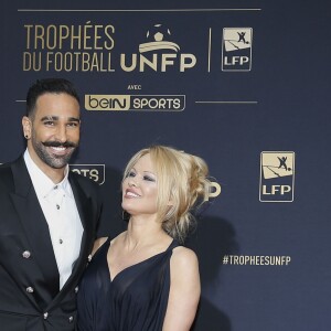 Adil Rami et sa compagne Pamela Anderson au photocall de la 28ème cérémonie des trophées UNFP (Union nationale des footballeurs professionnels) au Pavillon d'Armenonville à Paris, France, le 19 mai 2019.