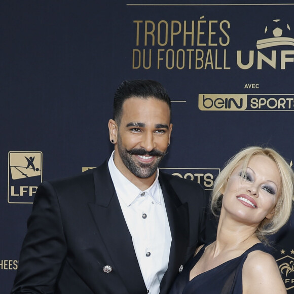 Adil Rami et sa compagne Pamela Anderson au photocall de la 28ème cérémonie des trophées UNFP (Union nationale des footballeurs professionnels) au Pavillon d'Armenonville à Paris, France, le 19 mai 2019.