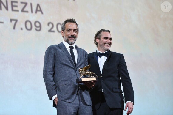 Todd Philips (Lion d'Or pour "Joker"), Joaquin Phoenix sur scène lors de la cérémonie de clôture du 76ème Festival International du Film de Venise (Mostra), le 7 septembre 2019.