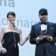 Alysha Naples, Ricardo Laganaro (Prix VR de la Meilleure expérience immersive pour "A Linha") sur scène lors de la cérémonie de clôture du 76ème Festival International du Film de Venise (Mostra), le 7 septembre 2019.