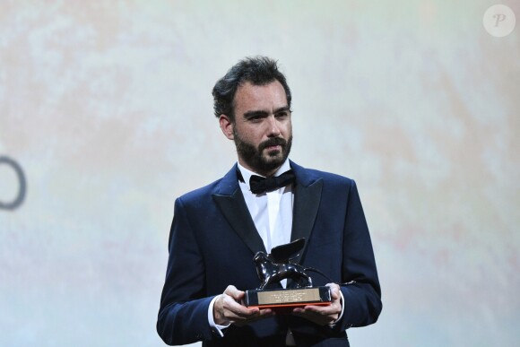 Theo Court (Prix Orizzonti du Meilleur réalisateur pour "Blanco en blanco") sur scène lors de la cérémonie de clôture du 76ème Festival International du Film de Venise (Mostra), le 7 septembre 2019.