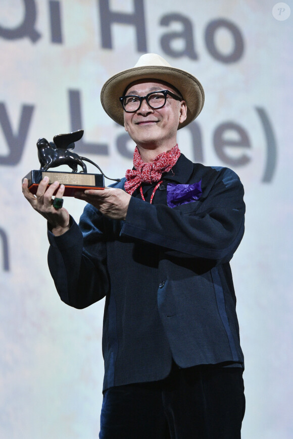 Yonfan (Lion d'Argent du scénario pour "N°7, Cherry Lane") sur scène lors de la cérémonie de clôture du 76ème Festival International du Film de Venise (Mostra), le 7 septembre 2019.