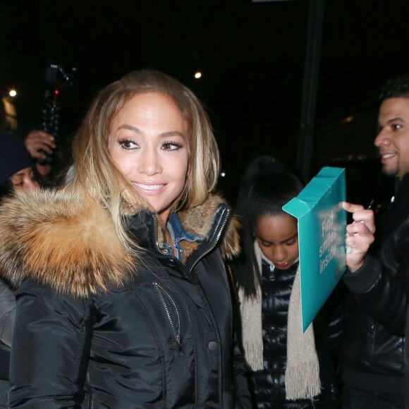 Jennifer Lopez salue ses fans à son arrivée au magasin Old Navy dans le quartier du Bronx à New York, le 2 avril 2019