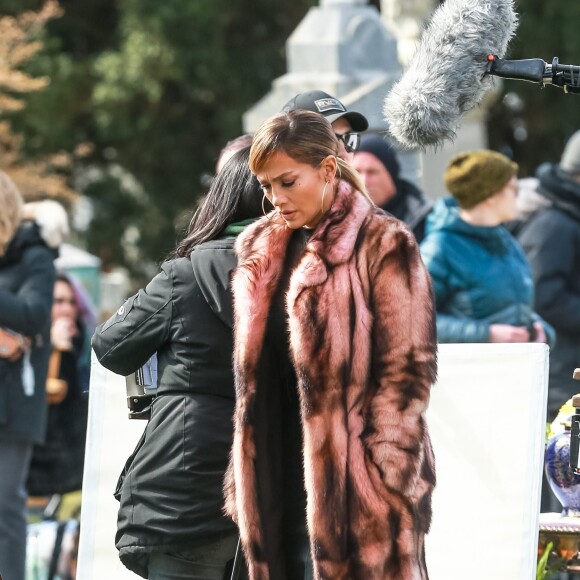 Jennifer Lopez, Constance Wu - Sur le tournage du film Hustlers au cimetière de Woodlawn, New York, le 2 avril 2019.
