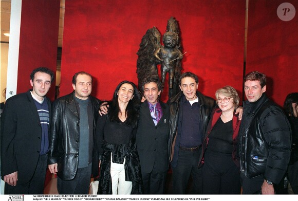 Philippe Berry entouré d'Elie Semoun, Patrick Timsit, Richard Berry, Josiane Balasko et Patrick Dupond lors d'un vernissage de ses oeuvres à Paris en 1998