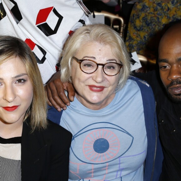 Josiane Balasko entourée de Marilou Berry et Rudy Berry, enfants qu'elle a eus avec son ex-mari Philippe Berry, en juillet 2013 au défilé Jean Paul Gaultier lors de la fashion week Haute-Couture Automne-Hiver 2013/2014 à Paris.