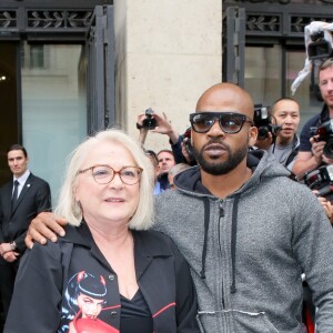 Josiane Balasko et son fils adoptif Rudy Berry au défilé de mode Jean Paul Gaultier, collection Haute-Couture automne-hiver 2015/2016, à Paris le 8 juillet 2015.