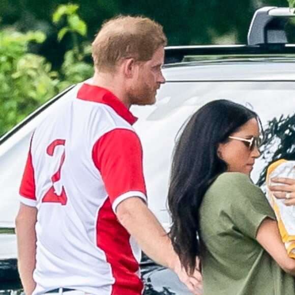 Le prince Harry, Meghan Markle, duchesse de Sussex, et leur fils Archie Harrison Mountbatten-Windsor lors d'un match de polo caritatif à Wokinghan en Angleterre le 10 juillet 2019.