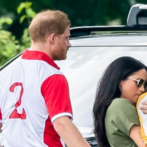 Le prince Harry, Meghan Markle, duchesse de Sussex, et leur fils Archie Harrison Mountbatten-Windsor lors d'un match de polo caritatif à Wokinghan en Angleterre le 10 juillet 2019.