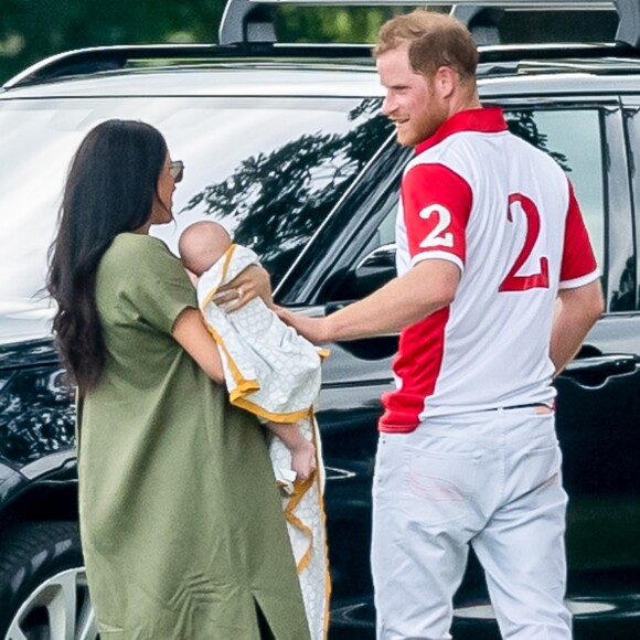 Le prince Harry, Meghan Markle, duchesse de Sussex, et leur fils Archie Harrison Mountbatten-Windsor lors d'un match de polo caritatif à Wokinghan en Angleterre le 10 juillet 2019.