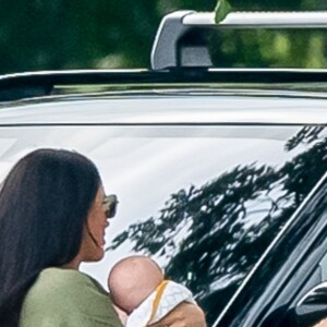 Le prince Harry, Meghan Markle, duchesse de Sussex, et leur fils Archie Harrison Mountbatten-Windsor lors d'un match de polo caritatif à Wokinghan en Angleterre le 10 juillet 2019.