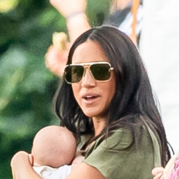 Meghan Markle, duchesse de Sussex, avec son fils Archie dans les bras lors d'un match de polo caritatif disputé par le prince Harry à Wokinghan le 10 juillet 2019.