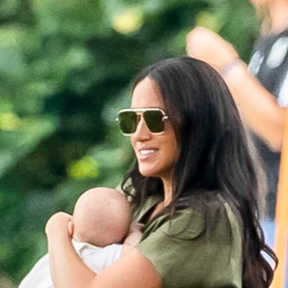 Meghan Markle, duchesse de Sussex, avec son fils Archie dans les bras lors d'un match de polo caritatif disputé par le prince Harry à Wokinghan le 10 juillet 2019.