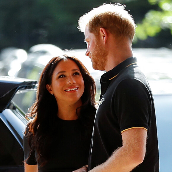 Le prince Harry et Meghan Markle, duchesse de Sussex, ont salué les Boston Red Sox et les New York Yankees dans le cadre des Invictus Games 2019 au London Stadium le 29 juin 2019.