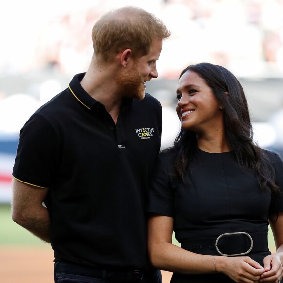 Le prince Harry et Meghan Markle, duchesse de Sussex, ont salué les Boston Red Sox et les New York Yankees dans le cadre des Invictus Games 2019 au London Stadium le 29 juin 2019.