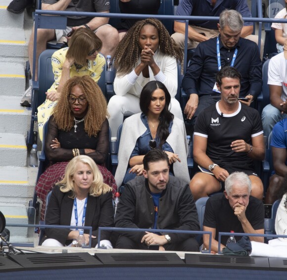 Meghan Markle, duchesse de Sussex, au côté de Anna Wintour, Venus Williams, Patrick Mouratoglou et Alexis Ohanian (le mari de S. Williams) dans les tribunes de la finale femme du tournoi de l'US Open 2019 opposant Serena Williams à Bianca Andreescu (3-6 / 5-7) au Billie Jean King National Tennis Center à New York, le 7 septembre 2019.