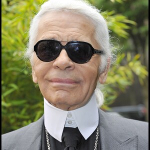 Karl Lagerfeld signe "La suite Magnum chocolat", réalisée par le Maître chocolatier et scultpeur Patrick Roger. Paris, le 28 avril 2011.