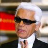 Karl Lagerfeld dédicace son livre "Le meilleur des régimes" aux galeries Lafayette de Paris, le 17 décembre 2002.