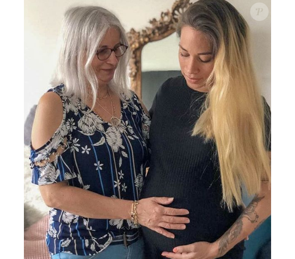 Cécilia de "Koh-Lanta" enceinte, au côté de sa maman, le 14 juin 2019