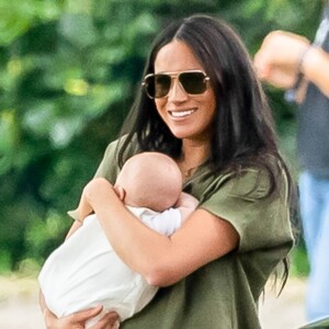 Meghan Markle, duchesse de Sussex et son fils Archie Harrison Mountbatten-Windsor lors d'un match de polo de bienfaisance King Power Royal Charity Polo Day à Wokinghan, comté de Berkshire, Royaume Uni, le 10 juillet 2019.