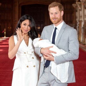 Le prince Harry et Meghan Markle, duc et duchesse de Sussex, présentent leur fils Archie Harrison Mountbatten-Windsor dans le hall St George au château de Windsor le 8 mai 2019.