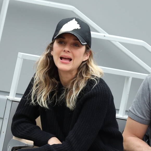 Marion Cotillard et son compagnon Guillaume Canet - People dans les tribunes lors de la finale messieurs des internationaux de France de tennis de Roland Garros 2019 à Paris le 9 juin 2019. © Jacovides-Moreau/Bestimage