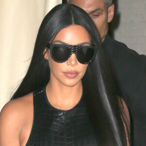 Kim Kardashian assiste aux soirées de la Fashion week à New York. Le 12 septembre 2019. Elle porte une jupe à paillettes ou un ensemble en cuir noir selon les événements.