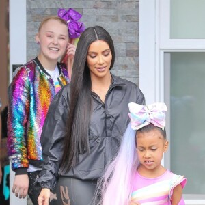 Kim Kardashian récupère sa fille North West chez la YouTubeuse Jojo Siwa à Los Angeles le 27 mars 2019.