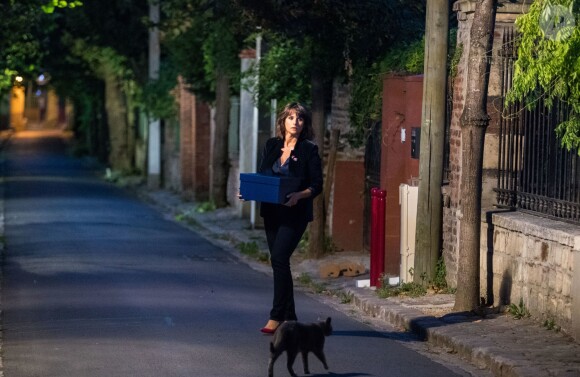 Exclusif - Faustine Bollaert en tournage de nuit dans les rues du Pré-Saint-Gervais de la bande-annonce de sa nouvelle émission pour France 3 "La Boîte à secrets". L'animatrice accueillera trois personnalités par émission. Chacune y dévoilera sa "boîte à secrets" contenant des souvenirs personnels qui lui sont chers. Des surprises seront également dédiées à chaque invité. Première diffusion en prime fin octobre. Pantin le 5 septembre 2019.