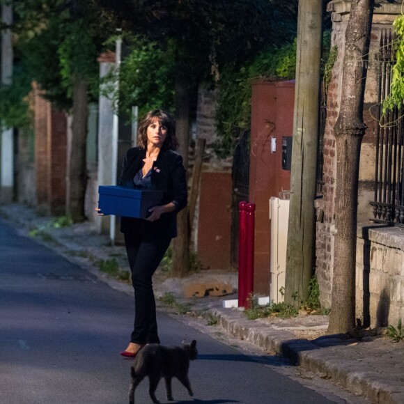 Exclusif - Faustine Bollaert en tournage de nuit dans les rues du Pré-Saint-Gervais de la bande-annonce de sa nouvelle émission pour France 3 "La Boîte à secrets". L'animatrice accueillera trois personnalités par émission. Chacune y dévoilera sa "boîte à secrets" contenant des souvenirs personnels qui lui sont chers. Des surprises seront également dédiées à chaque invité. Première diffusion en prime fin octobre. Pantin le 5 septembre 2019.