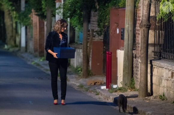 Exclusif - Faustine Bollaert en tournage de nuit dans les rues du Pré-Saint-Gervais de la bande-annonce de sa nouvelle émission pour France 3 "La Boîte à secrets". L'animatrice accueillera trois personnalités par émission. Chacune y dévoilera sa "boîte à secrets" contenant des souvenirs personnels qui lui sont chers. Des surprises seront également dédiées à chaque invité. Première diffusion en prime fin octobre. Pantin le 5 septembre 2019.