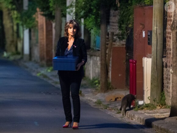 Exclusif - Faustine Bollaert en tournage de nuit dans les rues du Pré-Saint-Gervais de la bande-annonce de sa nouvelle émission pour France 3 "La Boîte à secrets". L'animatrice accueillera trois personnalités par émission. Chacune y dévoilera sa "boîte à secrets" contenant des souvenirs personnels qui lui sont chers. Des surprises seront également dédiées à chaque invité. Première diffusion en prime fin octobre. Pantin le 5 septembre 2019.