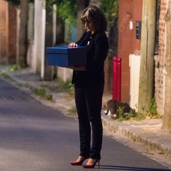 Exclusif - Faustine Bollaert en tournage de nuit dans les rues du Pré-Saint-Gervais de la bande-annonce de sa nouvelle émission pour France 3 "La Boîte à secrets". L'animatrice accueillera trois personnalités par émission. Chacune y dévoilera sa "boîte à secrets" contenant des souvenirs personnels qui lui sont chers. Des surprises seront également dédiées à chaque invité. Première diffusion en prime fin octobre. Pantin le 5 septembre 2019.