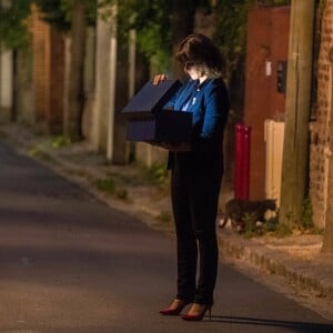 Exclusif - Faustine Bollaert en tournage de nuit dans les rues du Pré-Saint-Gervais de la bande-annonce de sa nouvelle émission pour France 3 "La Boîte à secrets". L'animatrice accueillera trois personnalités par émission. Chacune y dévoilera sa "boîte à secrets" contenant des souvenirs personnels qui lui sont chers. Des surprises seront également dédiées à chaque invité. Première diffusion en prime fin octobre. Pantin le 5 septembre 2019.