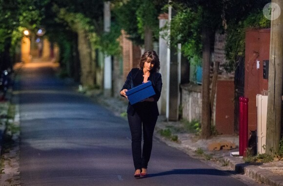 Exclusif - Faustine Bollaert en tournage de nuit dans les rues du Pré-Saint-Gervais de la bande-annonce de sa nouvelle émission pour France 3 "La Boîte à secrets". L'animatrice accueillera trois personnalités par émission. Chacune y dévoilera sa "boîte à secrets" contenant des souvenirs personnels qui lui sont chers. Des surprises seront également dédiées à chaque invité. Première diffusion en prime fin octobre. Pantin le 5 septembre 2019.