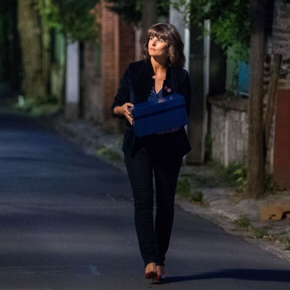 Exclusif - Faustine Bollaert en tournage de nuit dans les rues du Pré-Saint-Gervais de la bande-annonce de sa nouvelle émission pour France 3 "La Boîte à secrets". L'animatrice accueillera trois personnalités par émission. Chacune y dévoilera sa "boîte à secrets" contenant des souvenirs personnels qui lui sont chers. Des surprises seront également dédiées à chaque invité. Première diffusion en prime fin octobre. Pantin le 5 septembre 2019.